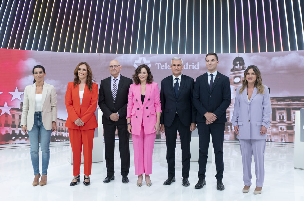 Los cinco candidatos a la Presidencia de la Comunidad de Madrid junto al moderador del debate y director y presentador de 'Telenoticias 1', Víctor Arribas