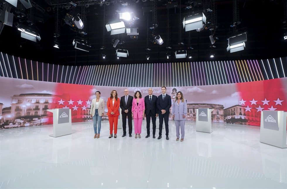 (I-D) La candidata de Vox a la Presidencia de la Comunidad de Madrid, Rocío Monasterio, la candidata de Más Madrid a la Presidencia de la Comunidad de Madrid, Mónica García, el director de informativos de Telemadrid, José Antonio Álvarez Gundín, la pres