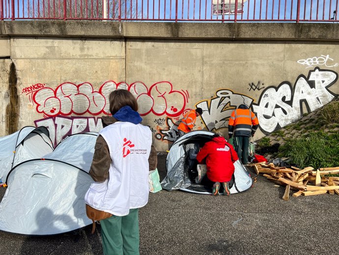 Archivo - Personal de Médicos sin fronteras atiende a migrantes en Calais