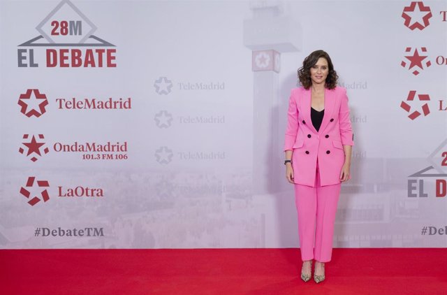 La presidenta de la Comunidad de Madrid y candidata del PP a la reelección, Isabel Díaz Ayuso, posa antes de un debate con los cinco candidatos a la Asamblea de Madrid