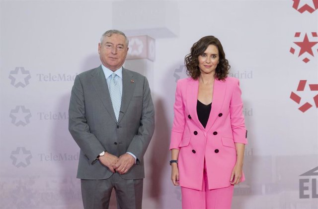 El director general de Telemadrid, José Antonio Sánchez, y la presidenta de la Comunidad de Madrid y candidata del PP a la reelección, Isabel Díaz Ayuso, posan antes de un debate