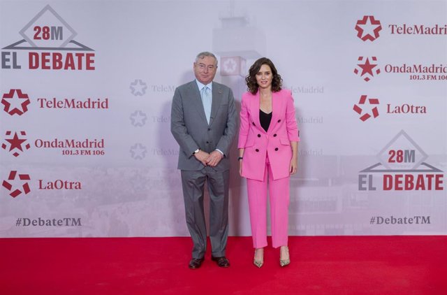 El director general de Telemadrid, José Antonio Sánchez, y la presidenta de la Comunidad de Madrid y candidata del PP a la reelección, Isabel Díaz Ayuso, posan antes de un debate con los cinco candidatos 