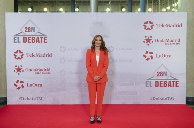 La candidata de Más Madrid a la Presidencia de la Comunidad de Madrid, Mónica García, posa antes de un debate con los cinco candidatos a la Asamblea de Madrid