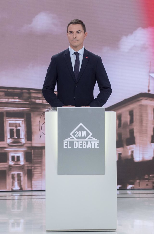 El candidato del PSOE a la Presidencia de la Comunidad de Madrid, Juan Lobato, durante un debate con los cinco candidatos a la Asamblea de Madrid de cara a las elecciones autonómicas y municipales del próximo 28 de mayo