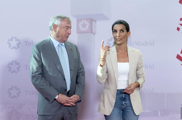 El director general de Telemadrid, José Antonio Sánchez, y la candidata de Vox a la Presidencia de la Comunidad de Madrid, Rocío Monasterio, posan antes de un debate con los cinco candidatos a la Asamblea de Madrid 