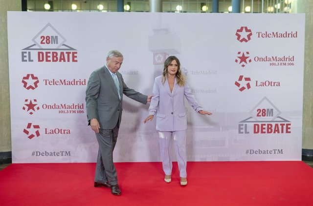 El director general de Telemadrid, José Antonio Sánchez, y la candidata de Podemos a la Presidencia de la Comunidad de Madrid, Alejandra Jacinto, posan antes de un debate con los cinco candidatos a la Asamblea