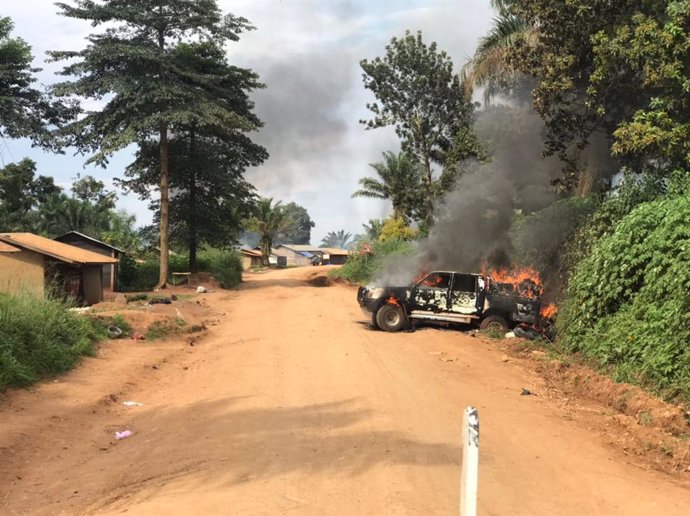 Archivo - Imagen de un vehículo ardiendo tras enfrentamientos con grupos rebeldes en Ituri, RDC