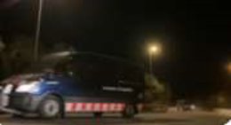 Una furgoneta de los Mossos d'Esquadra durante el operativo antidroga de este miércoles en Reus y Tarragona, en el que participan unos 200 efectivos de la policía catalana