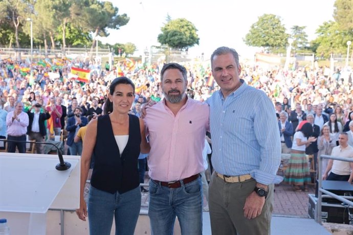 Rocío Monasterio, Santiago Abascal y Javier Ortega Smith, juntos en el escenario durante el acto de precampaña de presentación de candidatos de Vox en la Comunidad de Madrid celebrado el pasado 5 de mayo en Hortaleza.