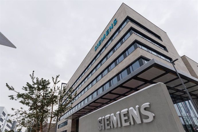 Archivo - FILED - 19 December 2022, Bavaria, Erlangen: An exterior view of the new Siemens AG central reception building on the Siemens Erlangen campus during the official opening of the campus. Photo: Daniel Karmann/dpa