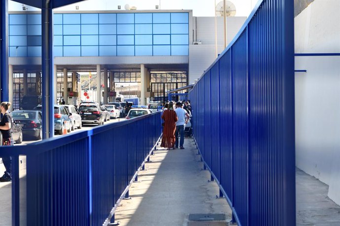 Archivo - Varias personas cruzan la frontera de España y Marruecos en Ceuta, a 17 de mayo de 2022, en Ceuta (España). España y Marruecos han alcanzado un acuerdo para reabrir las fronteras terrestres con Ceuta y Melilla, cerradas desde marzo de 2020. Lo
