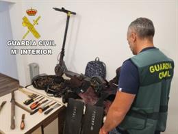 Investigadas cuatro personas por un delito continuado contra flora y fauna por extraer percebe en la zona de Baiona