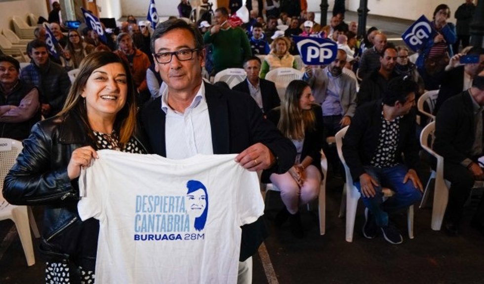 La presidenta del Partido Popular y candidata a la Presidencia de Cantabria, María José Sáenz de Buruaga, con el candidato a la Alcadía de Cayón, Francisco Viar