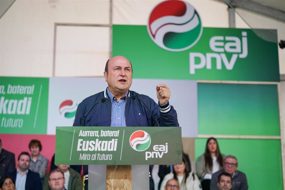 El presidente del EBB del PNV, Andoni Ortuzar, interviene durante un acto electoral 