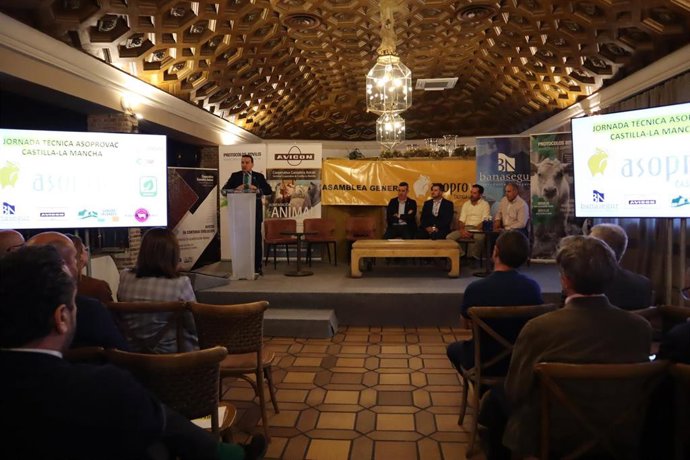 El consejero de Agricultura, Agua y Desarrollo Rural, Francisco Martínez Arroyo, durante la clausura de la Asamblea de la Asociación de Productores de Vacuno de Carne (ASOPROVAC).
