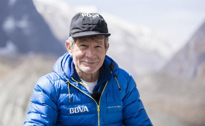Archivo - El veterano alpinista español Carlos Soria durante una expedición