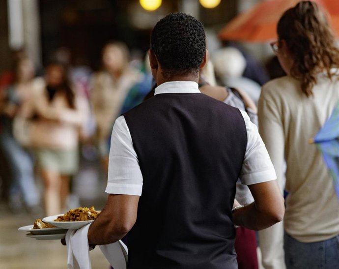 Archivo - Un camarero 