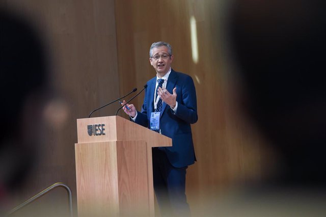 El gobernador del Banco de España, Pablo Hernández de Cos, interviene durante la segunda jornada del 18º encuentro del sector bancario, a 17 de mayo de 2023, en Madrid (España).