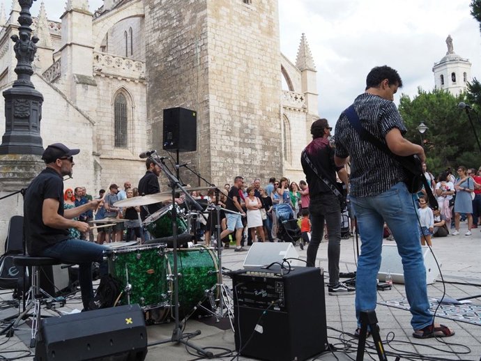 Actuación musical en la calle en Valladolid.