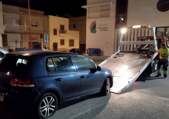 Una grúa traslada el vehículo dañado del candidato de Cs en Carboneras, Salvador Hernández