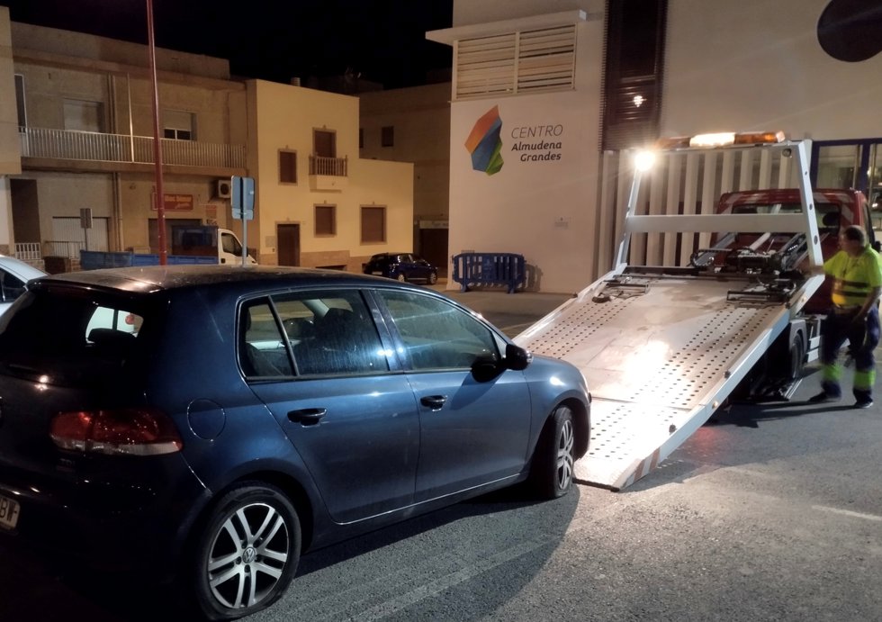 Una grúa traslada el vehículo dañado del candidato de Cs en Carboneras, Salvador Hernández