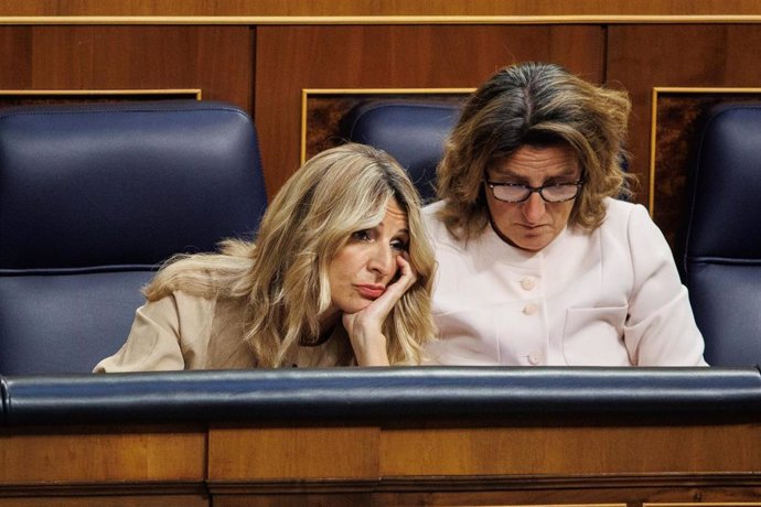 La vicepresidenta segunda y ministra de Trabajo y Economía Social, Yolanda Díaz (i) y la vicepresidenta tercera y ministra de Transición Ecológica y el Reto Demográfico, Teresa Ribera (d), durante una sesión de control al Gobierno, en el Congreso de los