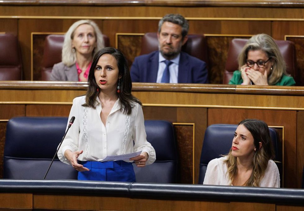 La secretaria general de Podemos y ministra de Derechos Sociales y Agenda 2030, Ione Belarra, interviene durante una sesión plenaria en el Congreso de los Diputados 