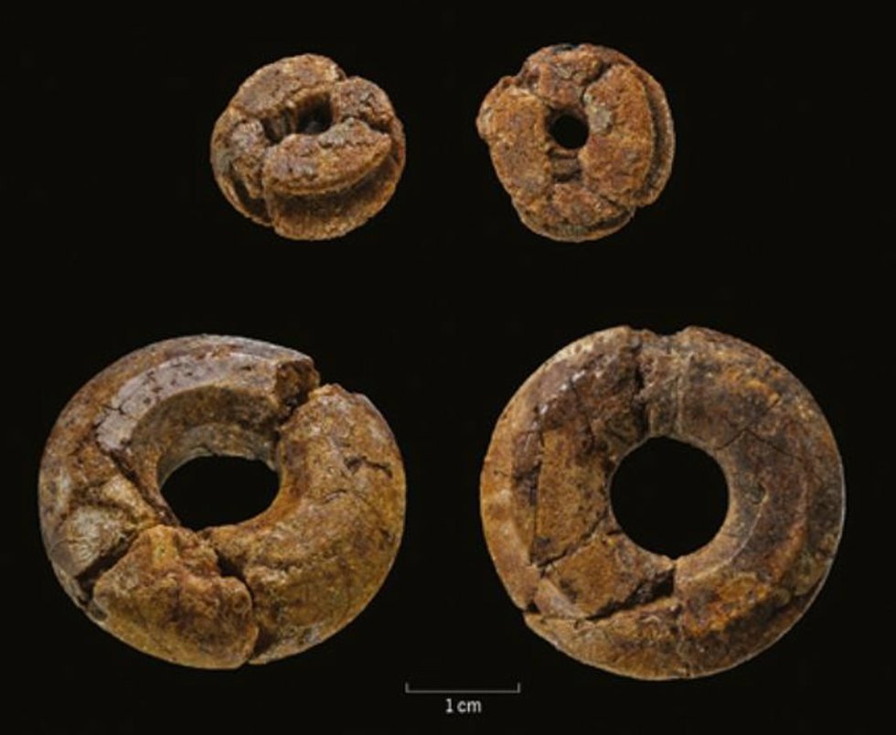 Las dos cuentas de ámbar fueron excavadas en un depósito de cimentación bajo el gran zigurat de Assur, Irak.