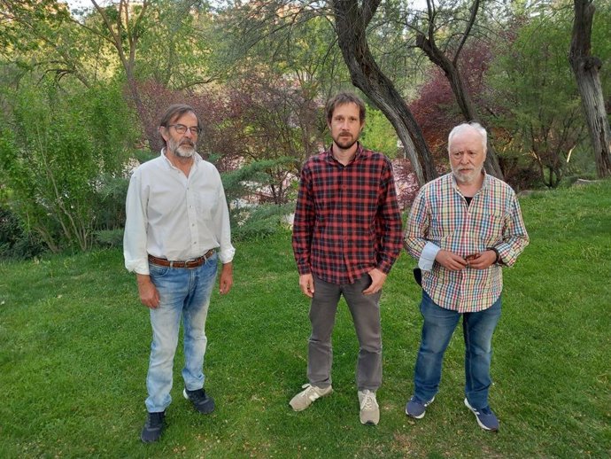 El candidato de CHA-EMT al Ayuntamiento de Teruel, Zésar Corella, y otros candidatos.