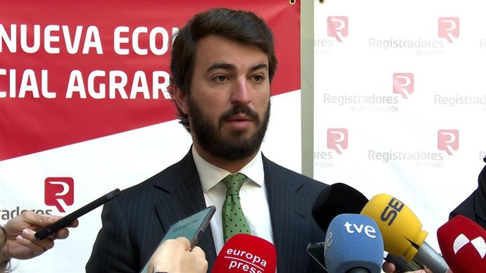 García-Gallardo atiende a los medios antes de participar en las Jornadas sobre 'La nueva economía social agraria', organizadas por la Universidad de Valladolid y los Registradores