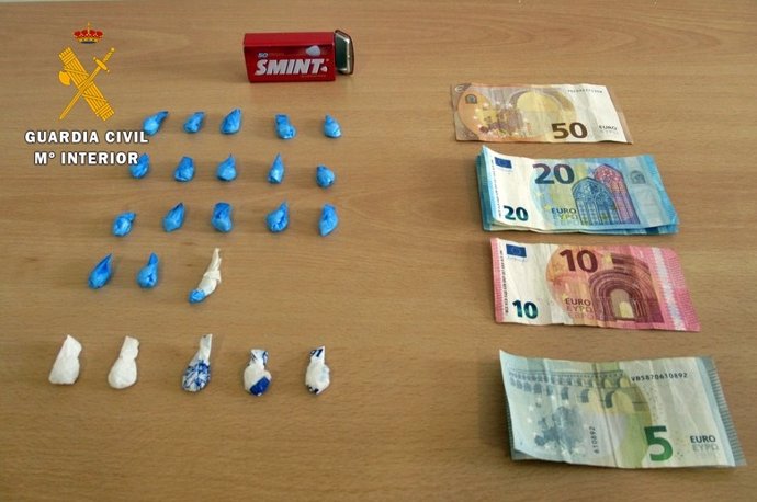 Archivo - Papelinas de cocaína intervenidas por la Guardia Civil