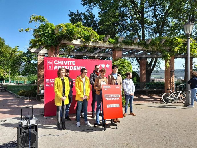 La candidata del PSN a la Presidencia del Gobierno de Navarra, María Chivite, junto a la candidata socialista al Ayuntamiento, Elma Saiz, y otros integrantes de las listas socialistas