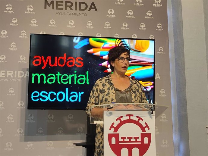 La delegada de Educación, Susana Fajardo, presenta las ayudas para material escolar.