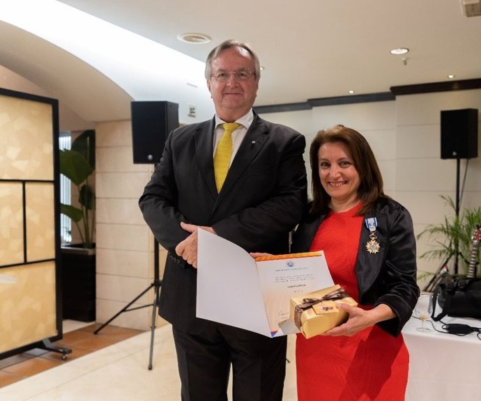 La presidenta de la RFESS, Isabel García, se convirtió en la primera española en recibir la Orden del Salvamento en este siglo.