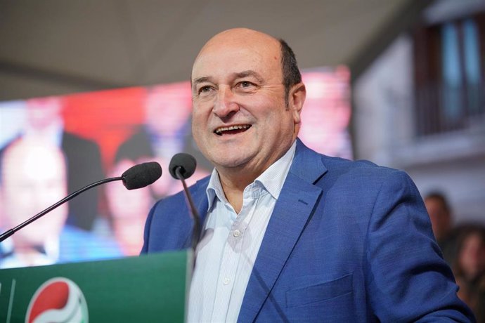 El presidente del EBB del PNV, Andoni Ortuzar, interviene en el mitin central de inicio de campaña de EAJ-PNV, en la Plaza Nueva, a 11 de mayo de 2023, en Vitoria-Gasteiz, Álava