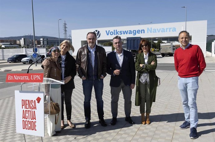 El candidato de UPN a la Presidencia del Gobierno de Navarra, Javier Esparza, junto a otros integrantes de la lista