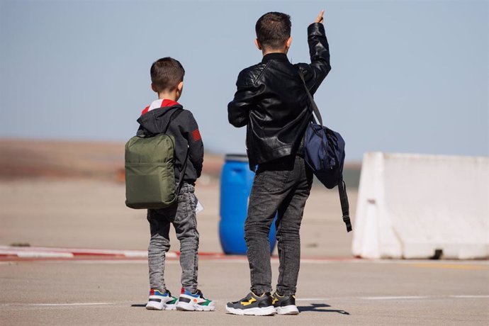 Archivo - Dos niños, de un grupo de refugiados que llegaron a Madrid.