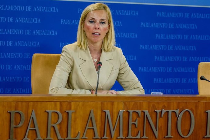 La portavoz del grupo parlamentario por Vox, Blanca Armario , durante la rueda de prensa. A 17 de mayo de 2023, en Sevilla (Andalucía, España). Los portavoces de los grupos políticos comparecen de forma periódica en rueda de prensa previas al Pleno del 