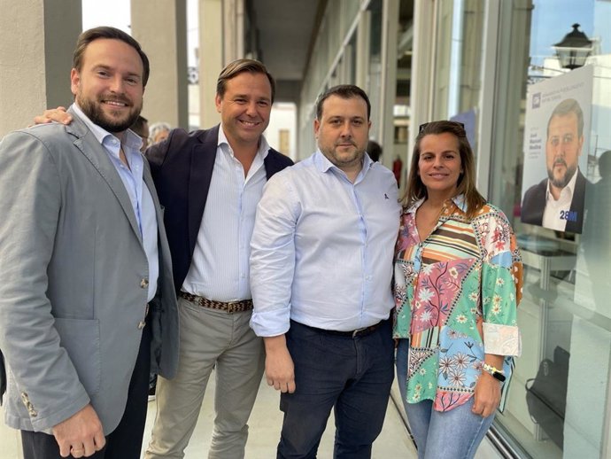 Antonio Repullo con representantes del PP en Peñarroya-Pueblonuevo.