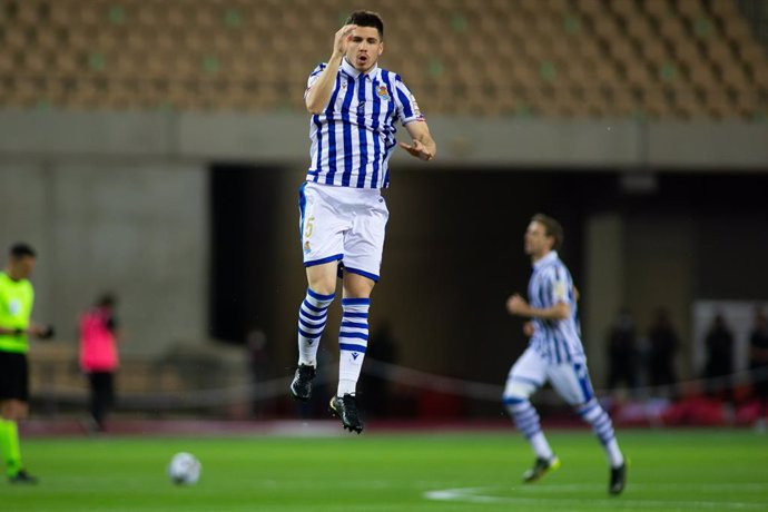 Archivo - Igor Zubeldia of Real Sociedad during Copa Del Rey Final match between Real Sociedad and Athletic Club at Estadio de La Cartuja on April 03, 2021 in Seville, Spain.