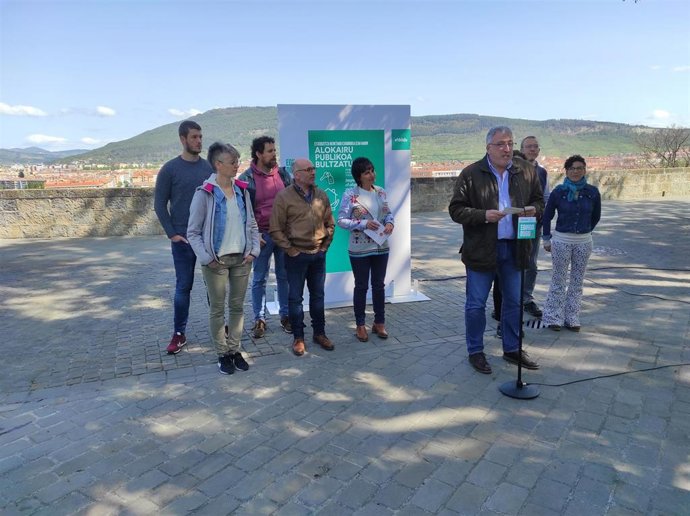 La candidata de EH Bildu a la Presidencia del Gobierno de Navarra, Laura Aznal, y el candidato a la Alcaldía de Pamplona, Joseba Asiron, en un acto electoral.