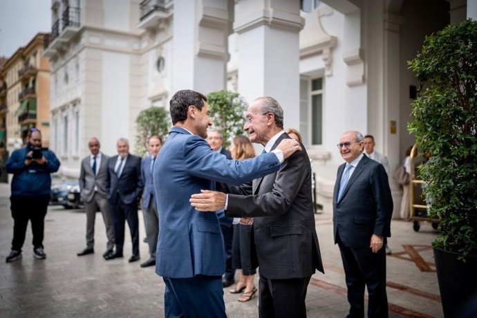 Juanma Moreno y Francisco de la Torre, en un desayuno informativo en Málaga