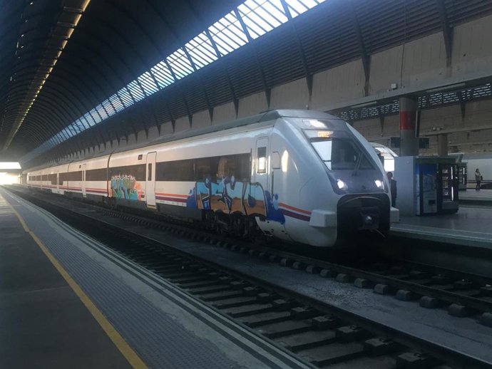 Archivo - Tren media distancia de Renfe con pintadas en la estación Sevilla Santa Justa