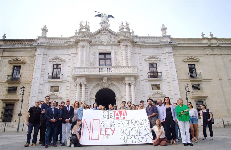 El rector de la US, Miguel Ángel Castro, y varios miembros de su equipo, con una representación de la Facultad de Bellas Artes para mostrar el rechazo a la Ley de Enseñanzas Artísticas Superiores.