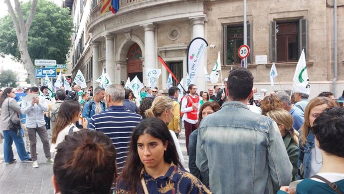 Concentración de funcionarios de justicia frente a los juzgados de via Alemania de Palma.