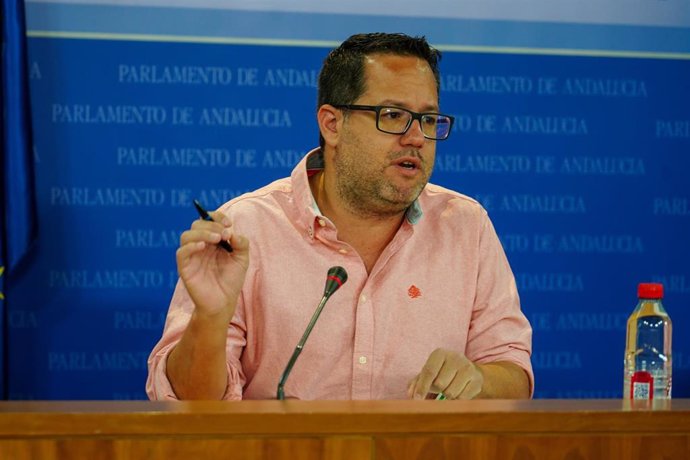 El portavoz parlamentario de Adelante Andalucía, José Ignacio García, este miércoles en rueda de prensa. 