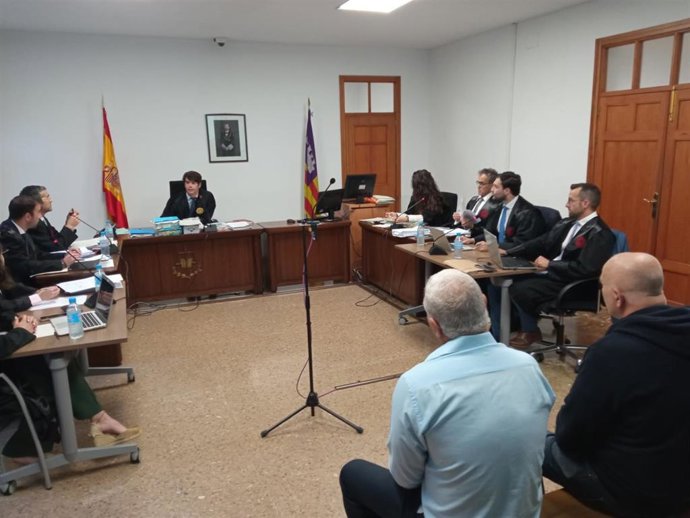 El cirujano y el anestesista, al inicio del juicio en los juzgados de Palma.