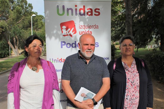 El candidato de Unidas Izquierda Unida - Podemos a la Alcaldía de Toledo, Txema Fernández, junto al resto de miembros de la candidatura, en Buenavista.