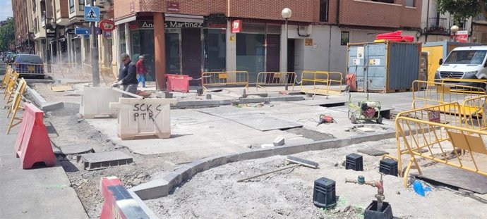 Comienzan los trabajos de ampliación de aceras en la confluencia de avda. De la Paz con la calle Villegas