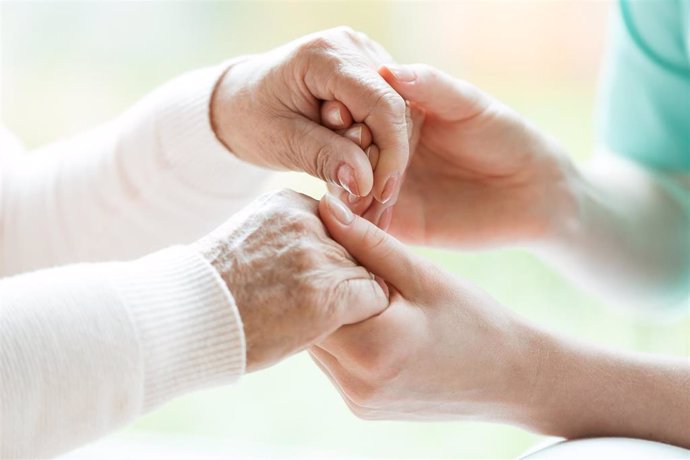 Andalucía presenta la campaña 'Más allá de los temblores' para concienciar sobre el Parkinson.